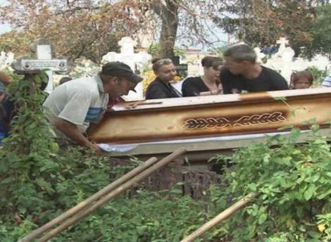 Tragedie la înmormântarea unei bătrâne de 75 de ani. Familia îndoliată a găsit un alt mort