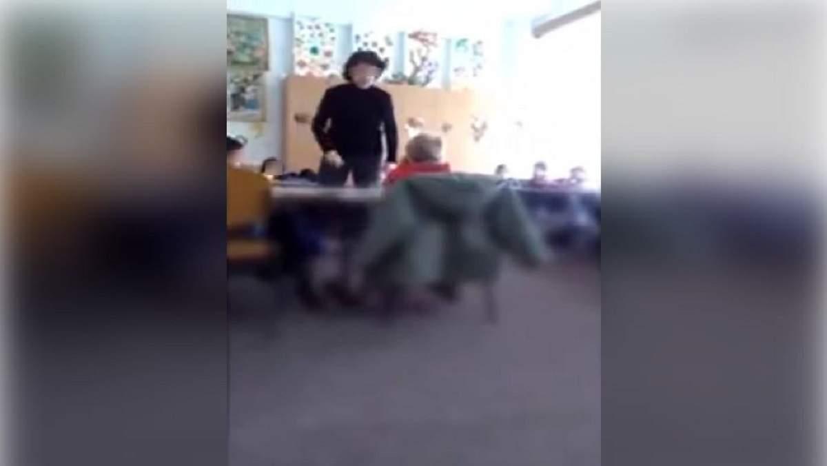 Nicio măsură &icirc;mpotriva educatoarei! Copil de cinci ani, lovit şi &icirc;ncuiat &icirc;n debara, cu lumina stinsă, pentru că nu a vrut să doarmă. Video.