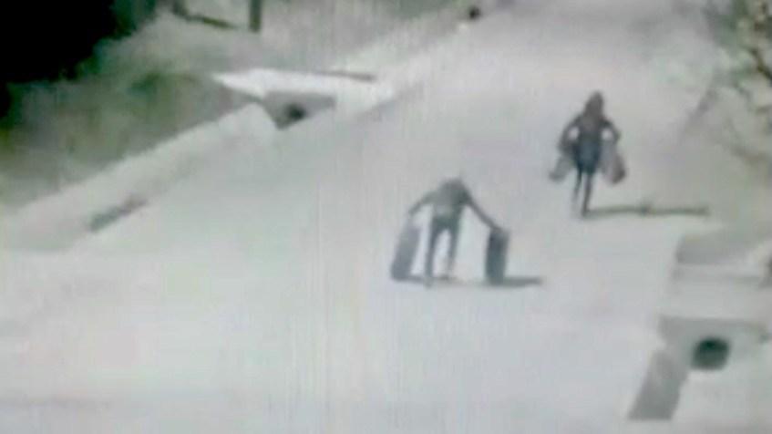 Video. Cascadorii r&acirc;sului la Constanța! Doi hoți de cauciucuri auto au fost filmați c&acirc;nd se chinuiau să fugă cu anvelopele