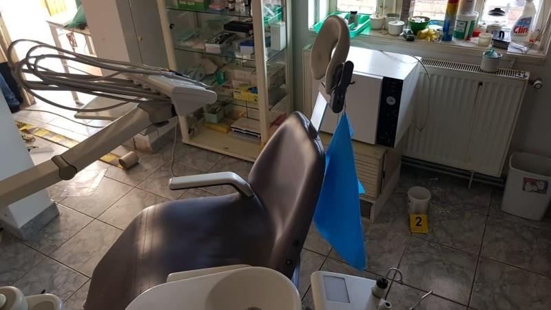 Un medic stomatolog de 35 de ani, din Iași, se află &icirc;n comă, după ce a băut spirt. I se terminase vinul