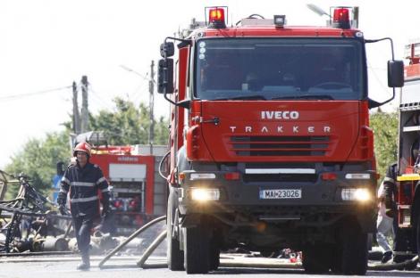 Braşov: Incendiu puternic la un depozit de echipamente electrice pentru transformatoare. A fost afectată reţeaua electrică