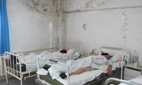 Sacțiuni într-un spital din România. Infirmierele, amendate pentru că au lăsat bolnavii să urineze în pat