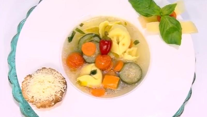 Supă crocantă de tortellini cu zucchini