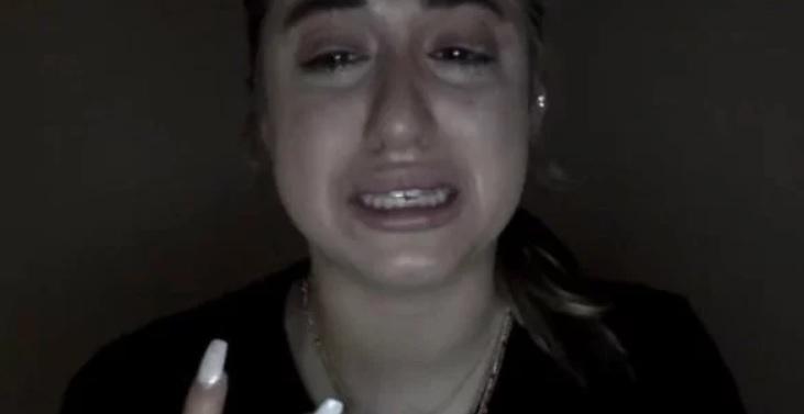 O t&acirc;nără, &icirc;n lacrimi după ce i-a fost suspendat contul de Instagram cu zeci de mii de urmăritori:&rdquo;Mi-a fost ruinată viața! Nu pot să am un job normal!&rdquo;