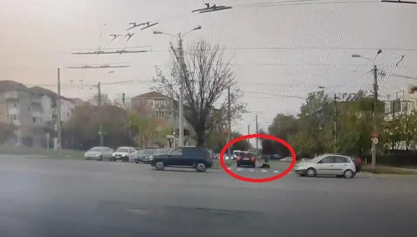 Video. Pieton spulberat pe trecere de un șofer neatent. După impact, omul se t&acirc;răște spre trotuar pentru a-și salva viața