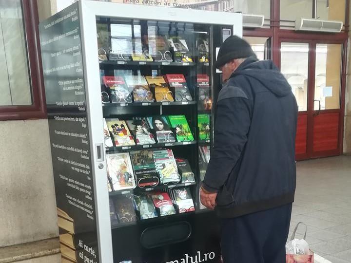 Pentru ce te bucuri? O mașină, un telefon, sau vreo excursie? Uită-te aici, așa arată fericirea curată! Acest bătr&acirc;nel și-a dat toți banii din buzunar pentru o carte