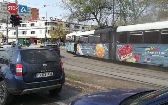Un tramvai a pornit singur și a făcut prăpăd &icirc;n drumul său! Vatmanul cobor&acirc;se după ce mijlocul de transport rămăsese fără curent!