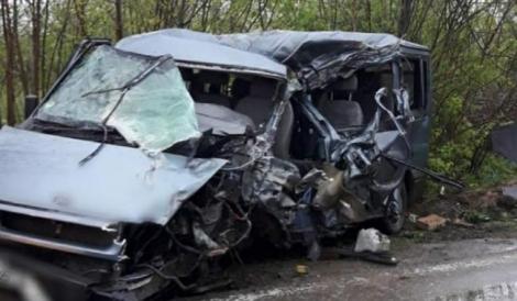 Accident grav în Dâmbovița, joi dimineață! Un microbuz cu mai mulți pasageri a fost făcut praf de un TIR!