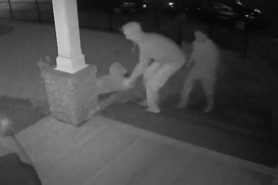 Imaginile care fac furori pe internet! Momentul &icirc;n care doi hoți returnează un obiect de mare valoare, cu flori și scuzele de rigoare