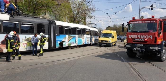 In Timisoara, un tramvai fără vatman a pornit din loc, a lovit două maşini şi s-a oprit &icirc;ntr-o altă garnitură