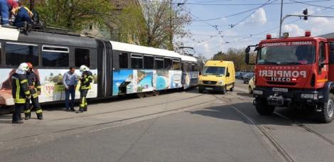 In Timisoara, un tramvai fără vatman a pornit din loc, a lovit două maşini şi s-a oprit într-o altă garnitură