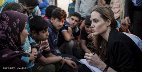 Angelina Jolie, în pericol printre femeile afgane: "Au fost biciuite, bătute, mutilate şi ucise cu pietre!"