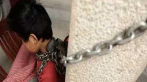 Un român stabilit în Italia și-a ținut copilul flămând și legat cu lanțuri ca să-l pedepsească. Vecina de bloc a reușit să-l salveze