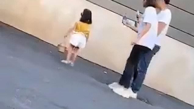 Copilărie distrusă! O fetiță de trei ani, bătută de mamă pentru că &rdquo;era prea obosită ca să mai pozeze&rdquo;! Micuța era model&nbsp;