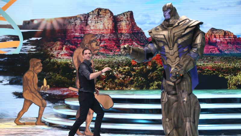 Apariție de senzație la „Scena misterelor”! Dan Negru s-a urcat pe scaun ca să poată vorbi cu mega robotul Thanos!