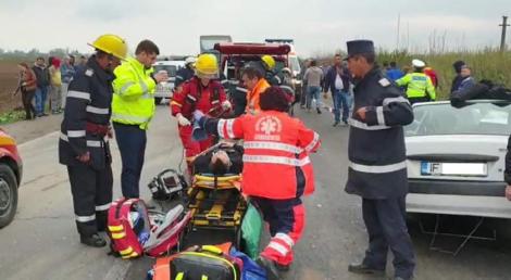Accident grav în Dâmbovița! 7 victime au ajuns la spital în urma ciocnirii violente între trei autoturisme