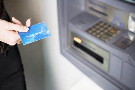Una dintre cele mai importante bănci din România oprește temporar plata cu cardul. Nu vor funcţiona ATM-urile şi POS-urile
