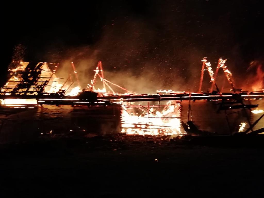 Video. O gospodărie a fost &icirc;nghițită de flăcări &icirc;n toiul nopții! Pompierii au fost &icirc;ngroziți de ce au văzut