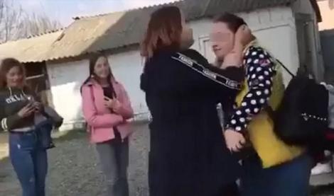Video! O elevă din Botoșani a fost bătută crunt și umilită de către o colegă. Motivul este halucinant