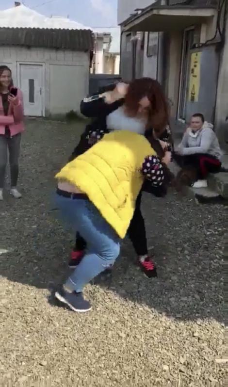 Bătaie în școală, filmată cu mobilul și pusă pe Facebook, la Botoșani. Una dintre eleve și-a lovit o colegă cu pumnii și picioarele
