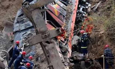 Șase morţi după ce un tren a deraiat şi a intrat într-o casă, în China. Cadavrele, recuperate după o zi