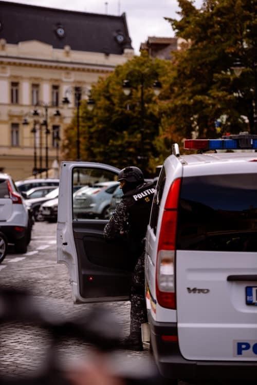 Argeş: 15 percheziţii la persoane bănuite de furturi din societăţi comerciale. 14 persoane, duse la audieri