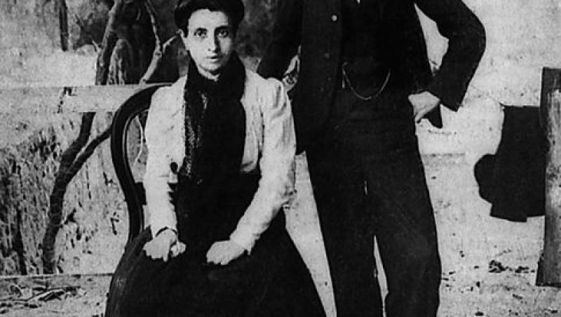 În 1901, Marcela și Elisa au păcălit un preot să le căsătorească. Hăituite, arestate, cele două învățătoare au ajuns cele mai căutate femei din Europa