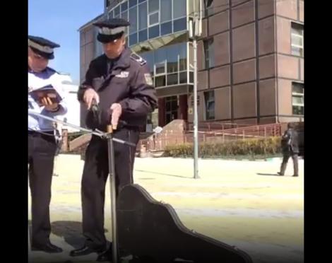 Polițist filmat cum se face de râs! Dă din mâini de parcă dirijează avioane (VIDEO)