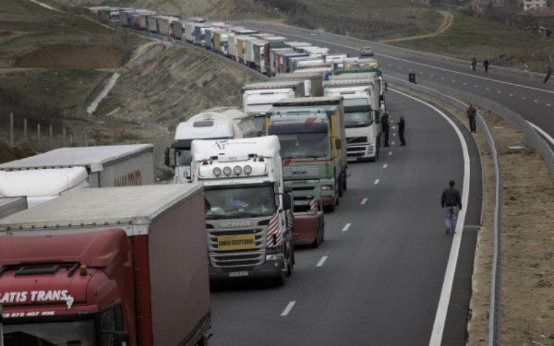 Fără legume si fructe pe masa de Paște. Fiscul a blocat sute de TIR-uri la graniţă