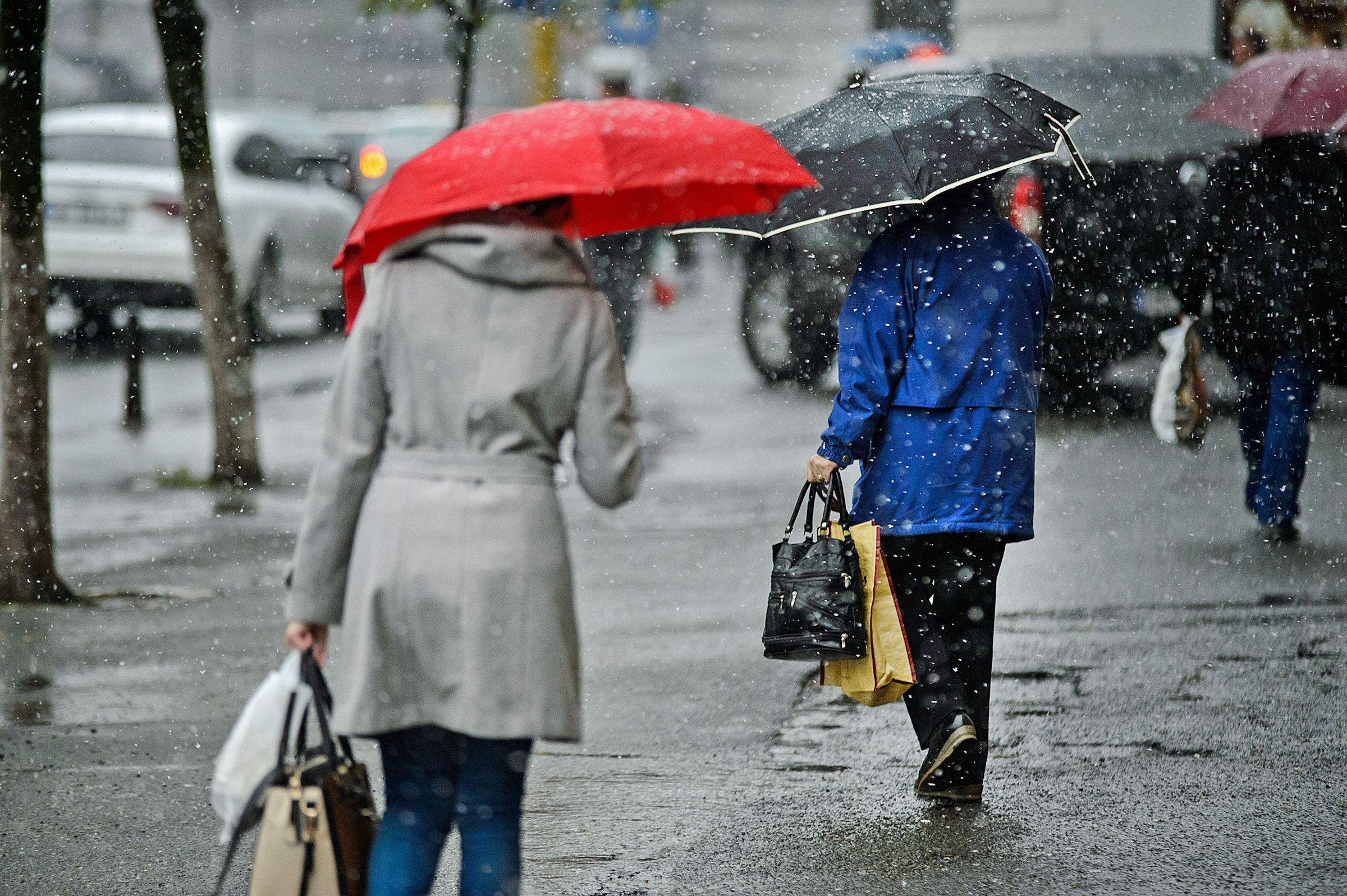 Ploi, lapoviță și ninsori săptăm&acirc;na asta! Prognoza meteo 15-21 aprilie 2019