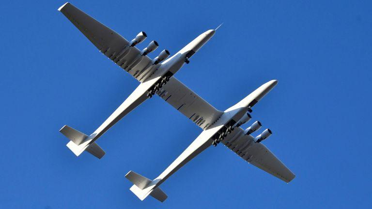 Stratolaunch, cel mai mare avion din lume a efectuat primul zbor.  Anvergura aripilor este de 117 metri