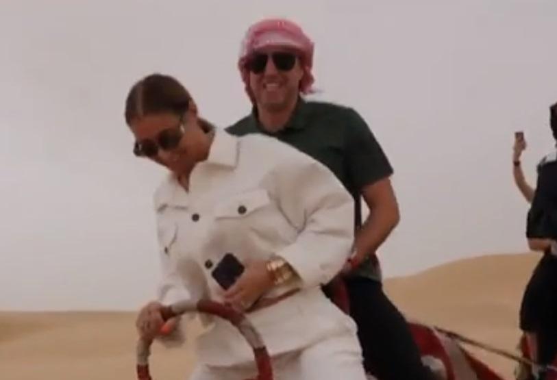 Ana Maria Prodan și Reghe trăiesc visul...arăbesc! Cei doi fac plimbări cu cămile, safari și surf pe nisip