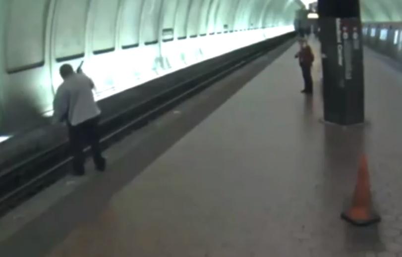 Un bărbat orb a căzut pe șine, la metrou! Atenție, imagini tulburătoare! &ndash; Video
