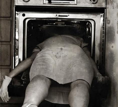 S-a sinucis cu gaze, băgând capul în cuptorul aragazului, după ce a pregătit micul dejun copiilor: „Nu mai pot trăi așa!”
