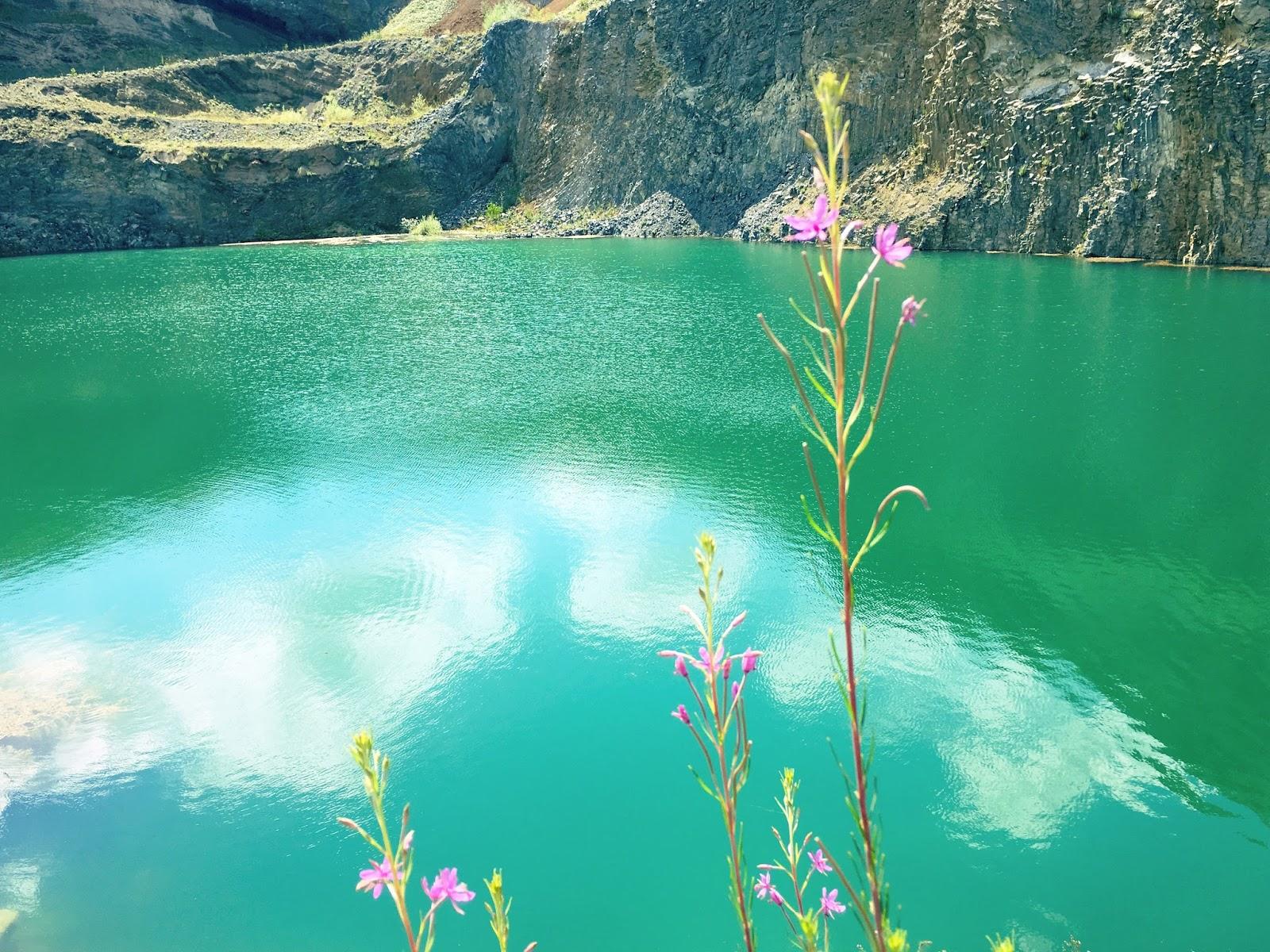 Lac de culoarea smaraldului, lângă Brașov. Comoara naturală din satul Racoș despre care puțini știu