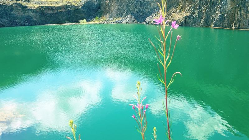 Lac de culoarea smaraldului, lângă Brașov. Comoara naturală din satul Racoș despre care puțini știu