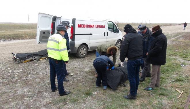 Informații &icirc;nfiorătoare despre bărbatul găsit mort pe marginea drumului, la Deva. Medicii legiști sunt oripilați: "Totul era &icirc;mprăştiat pe drum. A fost ceva ce nu am mai pomenit &icirc;n 40 de ani de activitate"