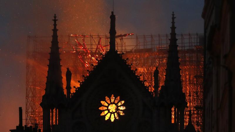 UPDATE! Prima reacţie a reprezentanţilor Bisericii Ortodoxe Române, după ce Catedrala Notre-Dame a luat foc: 