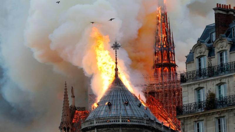 Notre Dame a ars, francezii rămân cu statuile! În urmă cu trei zile, le-au coborât de pe catedrală, pentru restaurare