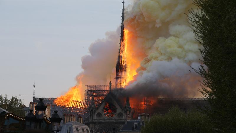 Doamne, ce tragedie! Catedrala NOTRE-DAME a ars! Doreii au dat foc la 800 de ani de istorie!