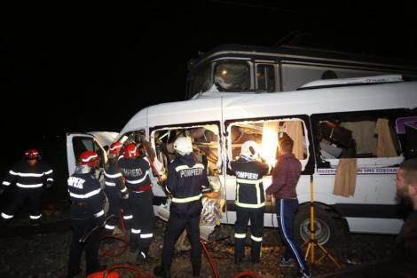 Mai mulți morți, după ce un microbuz cu pasageri a fost lovit de tren. Plan roșu de intervenție la Buzău