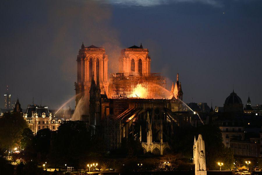 Momente de durere &icirc;n fața Catedralei Notre Dame! Mulțimea de oameni c&acirc;ntă, catedrala arde!