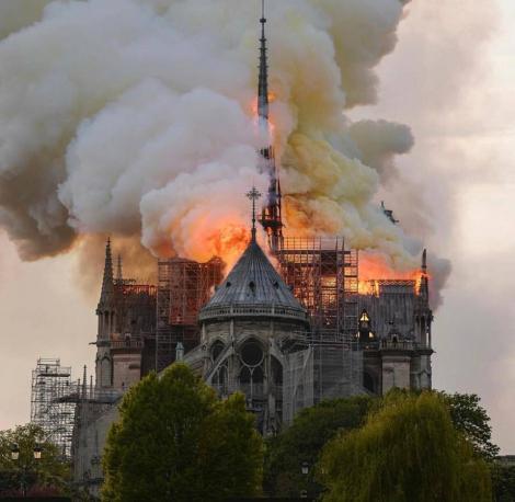 "Paris fără Notre Dame? Este o nebunie!" Drama prin care au trecut mii de oameni în momentul în care turla centrală a Catedralei Notre Dame s-a prăbușit