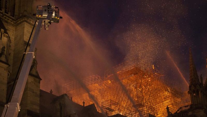 Cauza incendiului devastator de la Notre Dame: De ce a fost atât de greu să stingă flăcările