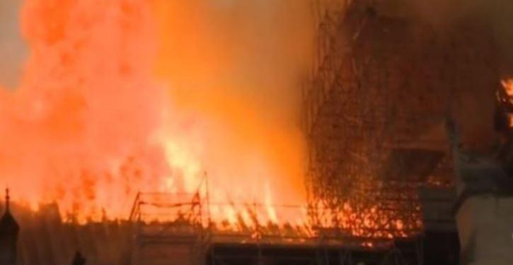 Infernul de la Catedrala Notre Dame &icirc;n imagini devastatoare! Emmanuel Macron: "Catedrala Notre Dame din Paris este istoria noastră, este literatura noastră, este templul nostru"