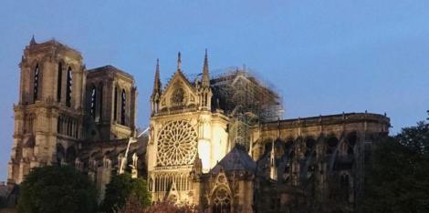 Odată ”pericolul focului, îndepărtat” la Notre-Dame, există ”întrebări despre cum va rezista structura” catedralei
