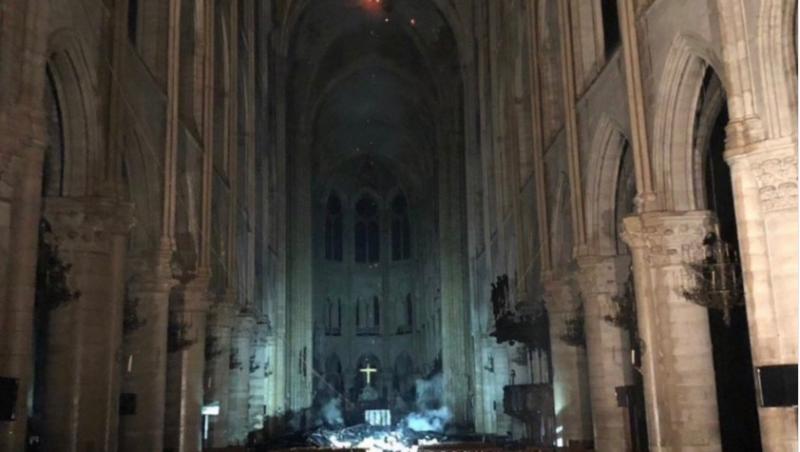 Privește și te cutremură! Minune de Paște în catedrala Notre Dame! A sfidat flăcările și a emis o lumină divină! „Aici este Dumnezeu” - Foto