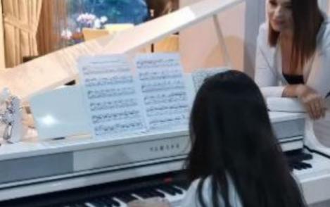 Video. Andreea Marin, într-o ipostază extrem de emoționată împreună cu fiica sa! Ascultă cât de frumos poate cânta Violeta la pian
