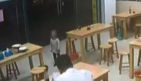 Un tată și-a lăsat fiica garanție la restaurant pentru că nu avea bani să plătească mâncarea! Video