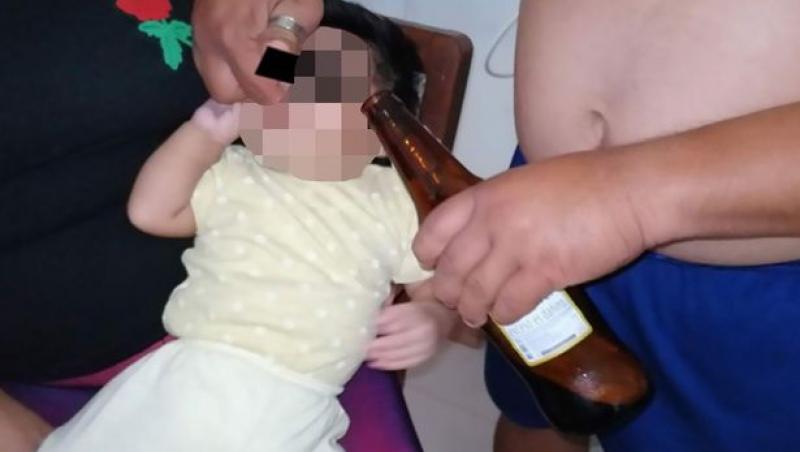 Un bebeluș, forțat să bea bere de unchiul lui! Bărbatul s-a amuzat pe seama grimaselor copilului! Atenție, imagini tulburătoare